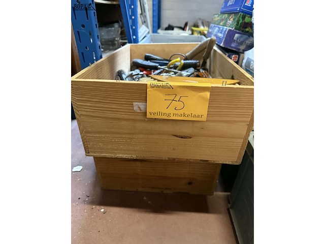 Lot 75 - box multi-tools allerlei - afbeelding 1 van  3
