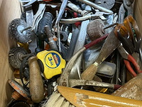 Lot 75 - box multi-tools allerlei - afbeelding 2 van  3