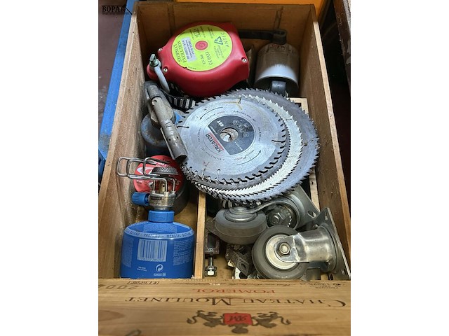 Lot 75 - box multi-tools allerlei - afbeelding 3 van  3