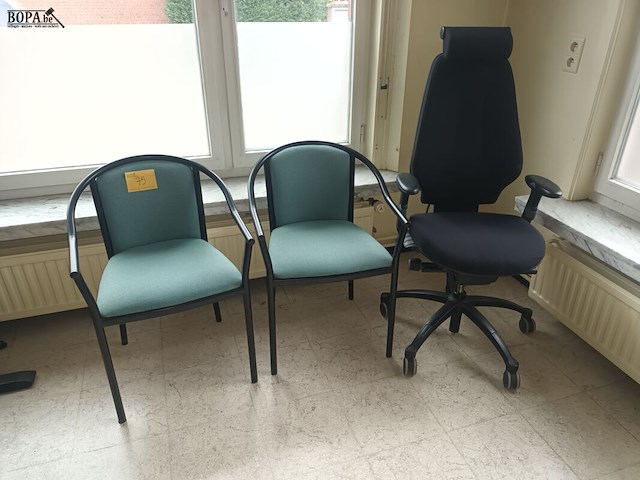 Lot 75 - bureaustoel en armstoelen - afbeelding 1 van  3