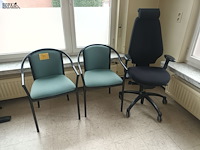 Lot 75 - bureaustoel en armstoelen - afbeelding 1 van  3