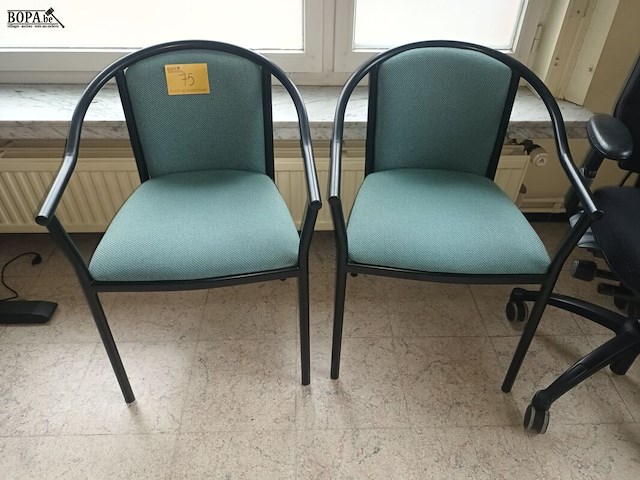 Lot 75 - bureaustoel en armstoelen - afbeelding 2 van  3