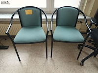 Lot 75 - bureaustoel en armstoelen - afbeelding 2 van  3