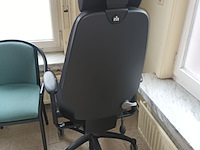 Lot 75 - bureaustoel en armstoelen - afbeelding 3 van  3