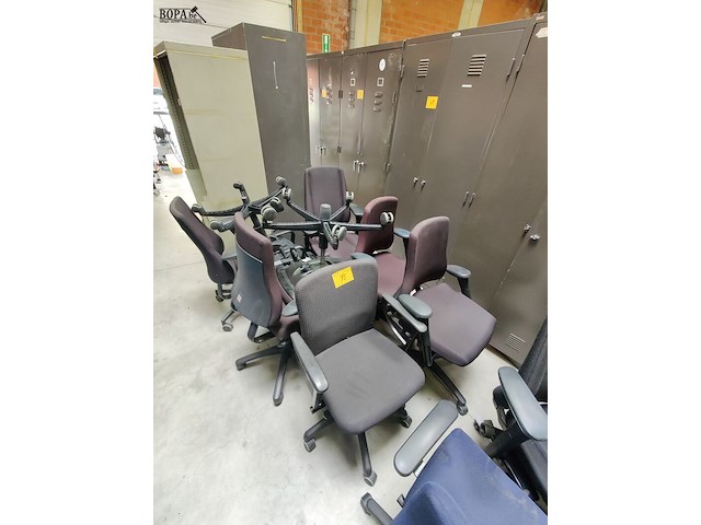 Lot 75 - bureelstoelen - 8 stuks - afbeelding 1 van  3