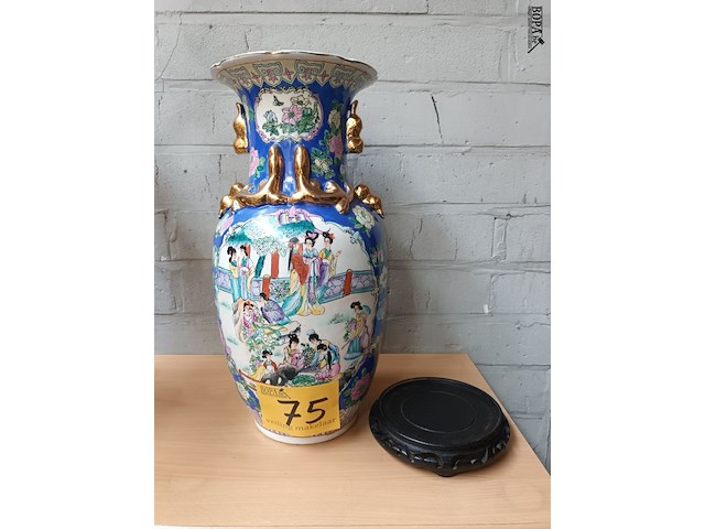 Lot 75 - chinese vaas met houten sokkel - afbeelding 1 van  4