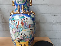 Lot 75 - chinese vaas met houten sokkel - afbeelding 1 van  4