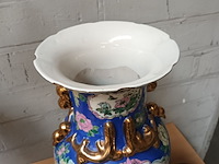 Lot 75 - chinese vaas met houten sokkel - afbeelding 2 van  4