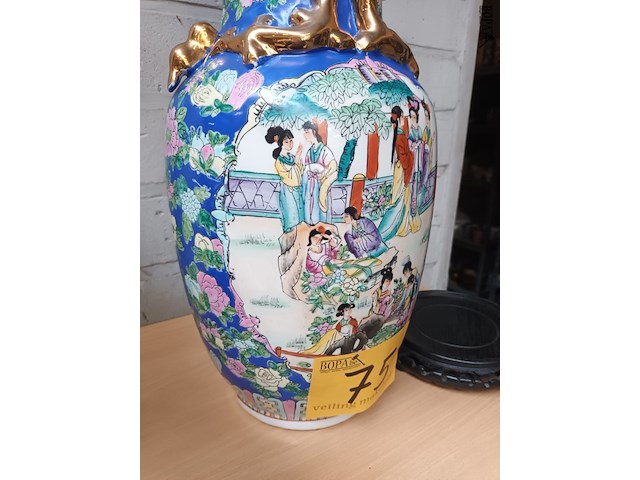 Lot 75 - chinese vaas met houten sokkel - afbeelding 3 van  4
