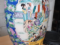 Lot 75 - chinese vaas met houten sokkel - afbeelding 3 van  4