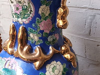 Lot 75 - chinese vaas met houten sokkel - afbeelding 4 van  4