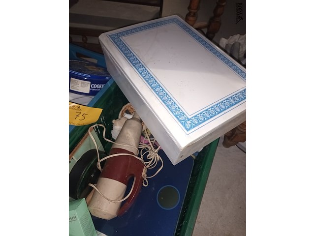 Lot 75 - diversen. 2 bakken - afbeelding 2 van  5