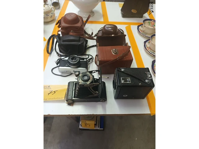 Lot 75 - fototoestellen. 6 stuks - afbeelding 1 van  9