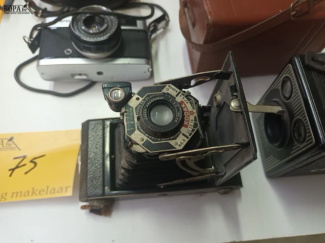 Lot 75 - fototoestellen. 6 stuks - afbeelding 2 van  9