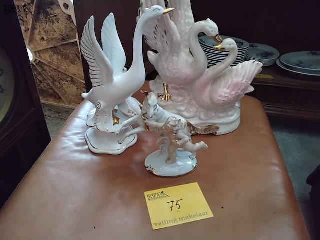 Lot 75 - gevleugelde' beeldjes - afbeelding 1 van  4