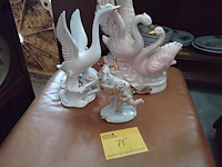 Lot 75 - gevleugelde' beeldjes - afbeelding 1 van  4