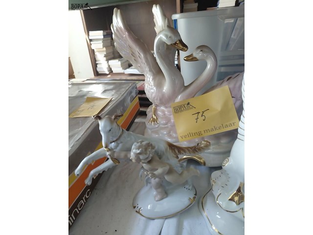 Lot 75 - gevleugelde' beeldjes - afbeelding 2 van  4