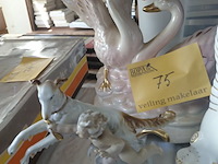Lot 75 - gevleugelde' beeldjes - afbeelding 2 van  4