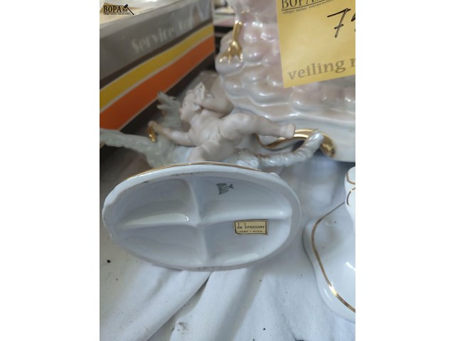 Lot 75 - gevleugelde' beeldjes - afbeelding 4 van  4