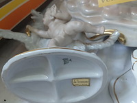 Lot 75 - gevleugelde' beeldjes - afbeelding 4 van  4
