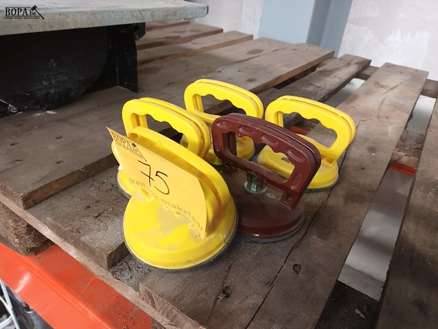 Lot 75 - glasdragers. 5 stuks - afbeelding 1 van  2