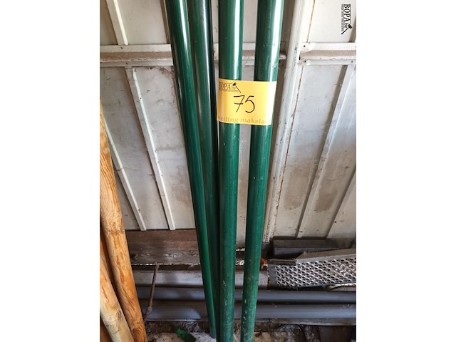 Lot 75 - groene betafence palen. 4 stuks - afbeelding 1 van  5