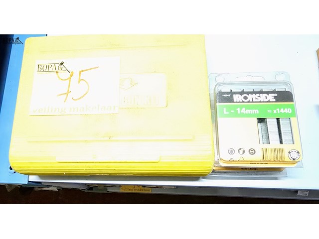 Lot 75 - handnietmachine arrow en nietjes inside - afbeelding 1 van  3