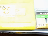 Lot 75 - handnietmachine arrow en nietjes inside - afbeelding 1 van  3