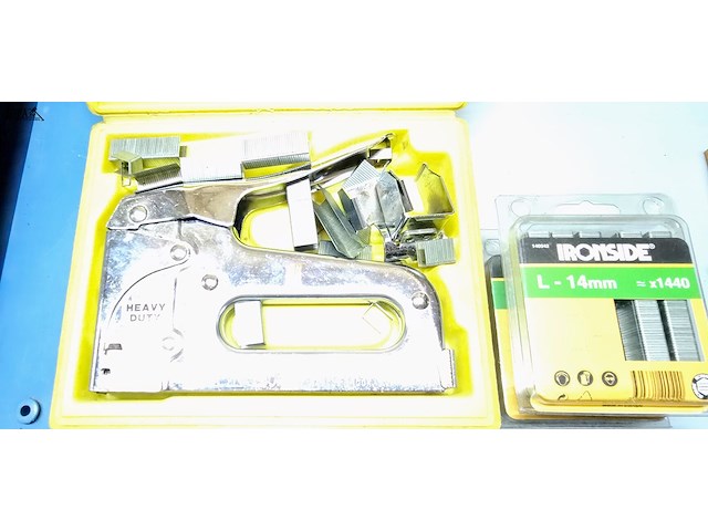 Lot 75 - handnietmachine arrow en nietjes inside - afbeelding 2 van  3