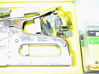 Lot 75 - handnietmachine arrow en nietjes inside - afbeelding 2 van  3