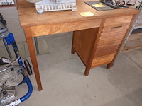 Lot 75 - houten bureau - afbeelding 1 van  3