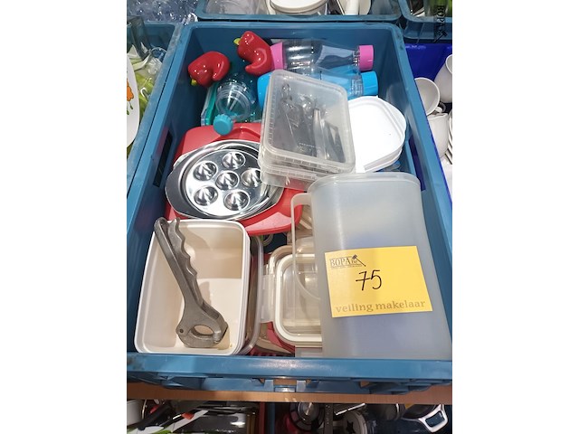 Lot 75 - huisraad. 1 bak - afbeelding 1 van  5