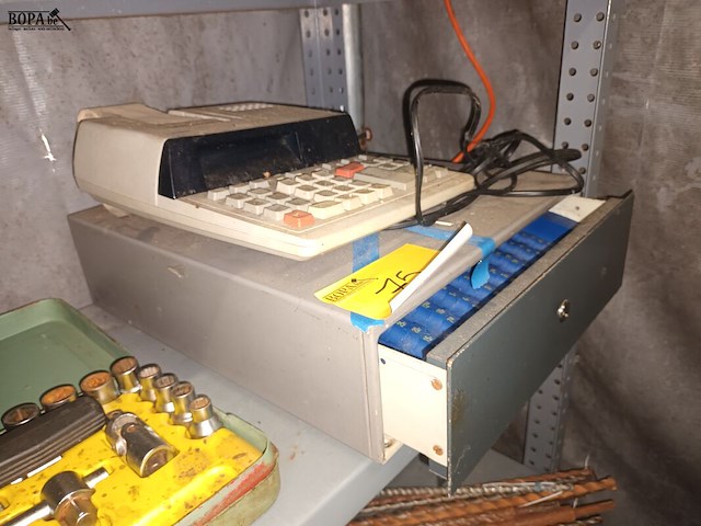 Lot 75 - kassalade en rekenmachine - afbeelding 1 van  4