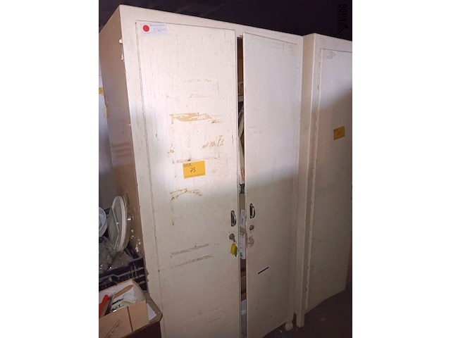 Lot 75 - kast met inhoud - afbeelding 1 van  2