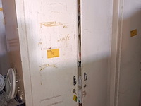 Lot 75 - kast met inhoud - afbeelding 1 van  2