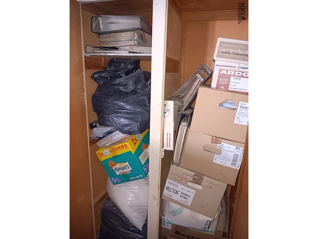 Lot 75 - kast met inhoud - afbeelding 2 van  2