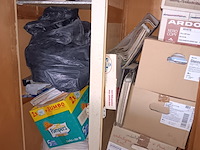 Lot 75 - kast met inhoud - afbeelding 2 van  2