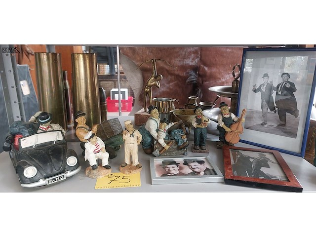 Lot 75 - laurel en hardy beeldjes en kaders - afbeelding 1 van  4