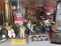 Lot 75 - laurel en hardy beeldjes en kaders - afbeelding 1 van  4