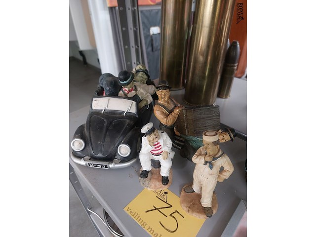 Lot 75 - laurel en hardy beeldjes en kaders - afbeelding 2 van  4