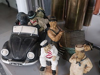 Lot 75 - laurel en hardy beeldjes en kaders - afbeelding 2 van  4