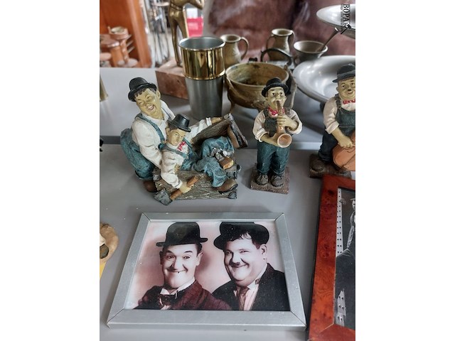 Lot 75 - laurel en hardy beeldjes en kaders - afbeelding 3 van  4