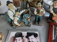 Lot 75 - laurel en hardy beeldjes en kaders - afbeelding 3 van  4