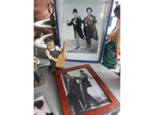 Lot 75 - laurel en hardy beeldjes en kaders - afbeelding 4 van  4
