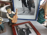 Lot 75 - laurel en hardy beeldjes en kaders - afbeelding 4 van  4