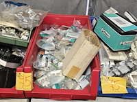 Lot 75 - lot diverse monatge materiaal electro - afbeelding 1 van  4