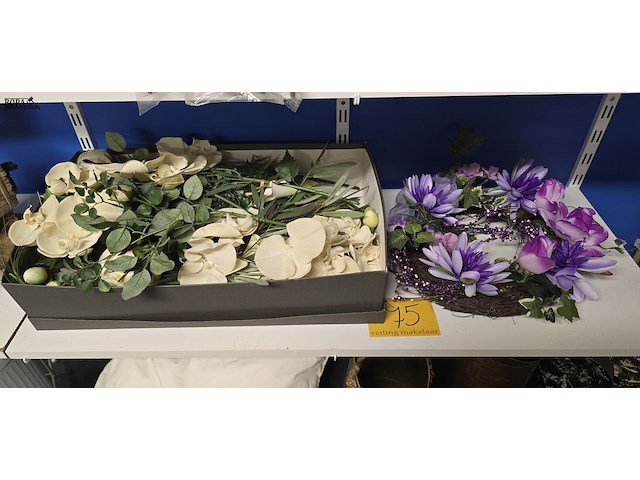 Lot 75 - lot droogbloemen een doos en een krans - afbeelding 1 van  3