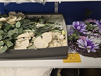 Lot 75 - lot droogbloemen een doos en een krans - afbeelding 1 van  3