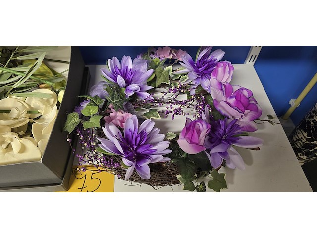 Lot 75 - lot droogbloemen een doos en een krans - afbeelding 3 van  3