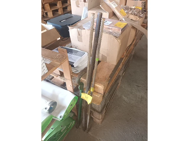 Lot 75 - metalen koevoet en staken. 4 stuks - afbeelding 1 van  2